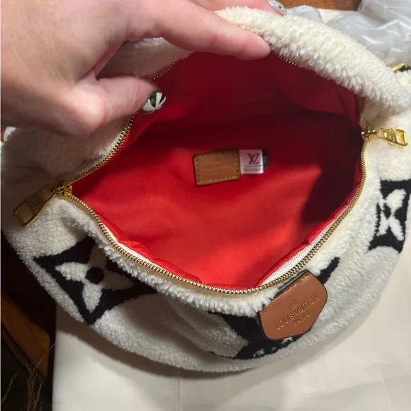 Louis Vuitton Giant Teddy bum bag White and Black Shearling crossbody - Picture 5 of 8